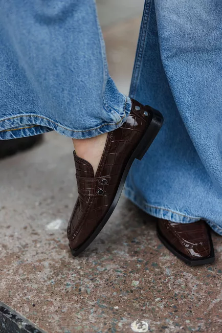 Ganni Studs Square Toe Loafer Shiny Crocs Chocolate Fondant sko 2
