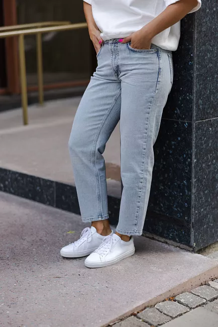 My Essential Wardrobe 34 The Mommy 139 High Tapered Light Blue Retro Wash jeans