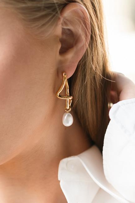 Missoma Molten Baroque Pearl Mismatch Drop Earrings Gold øredobber 4