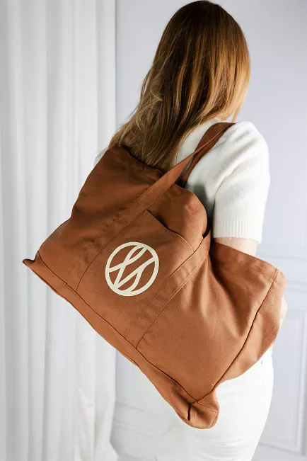 le scarf tote bag dark brown cream logo veske