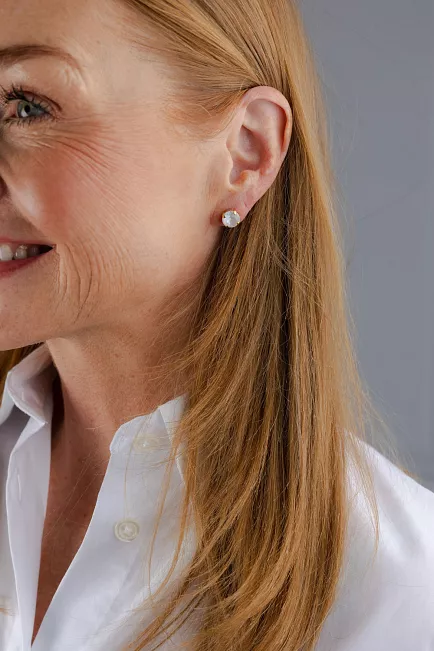 Caroline Svedbom Classic Stud Earrings Gold Electric White øredobber 2