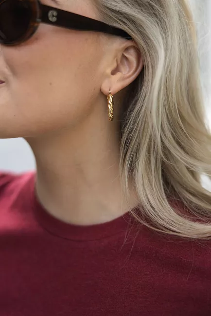 HiiL Studio Jewelry Twisted Earrings Medium Gold øredobber 2