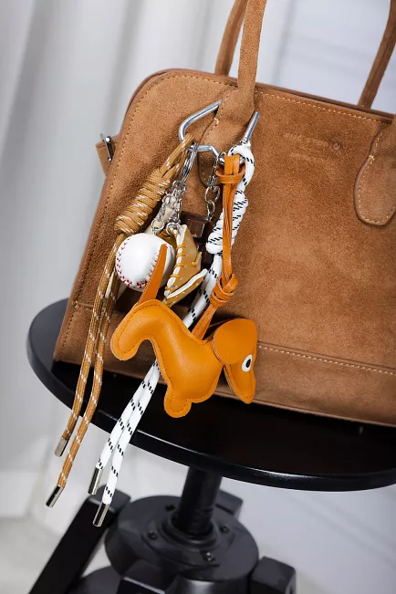 hiil studio bag charms cognac nøkkelring 1