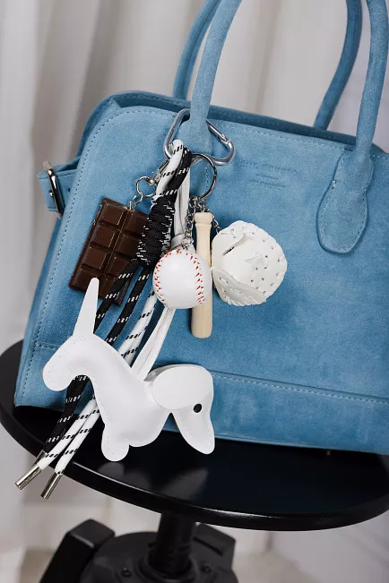 hiil studio bag charms white nøkkelring 1