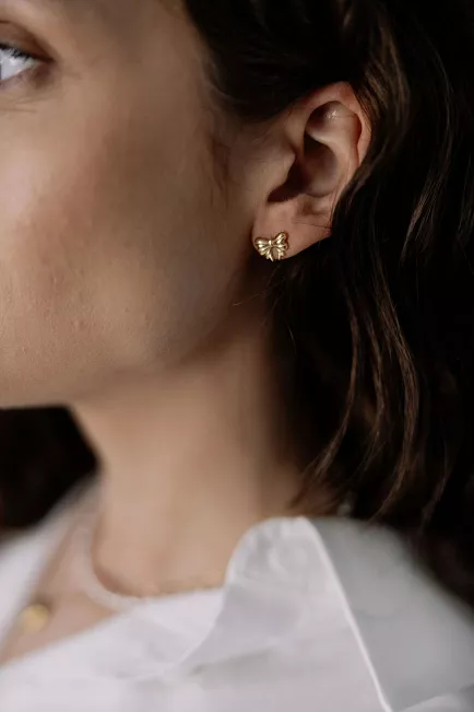 HiiL Studio Jewelry Bow Earrings Gold øredobber