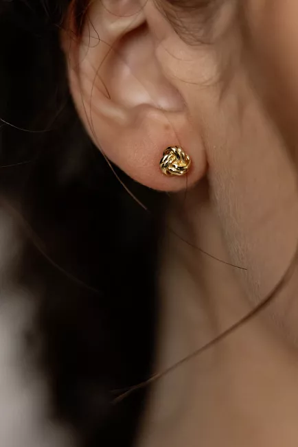 HiiL Studio Jewelry Mini Knot Earrings Gold øredobber 2