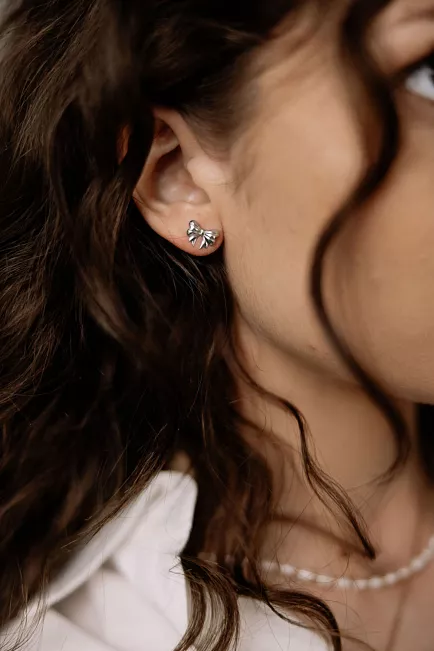 HiiL Studio Jewelry Bow Earrings Silver øredobber