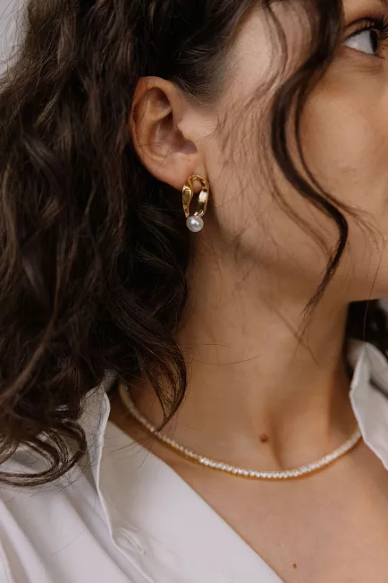 HiiL Studio Jewelry Curly Pearl Earrings Gold øredobber