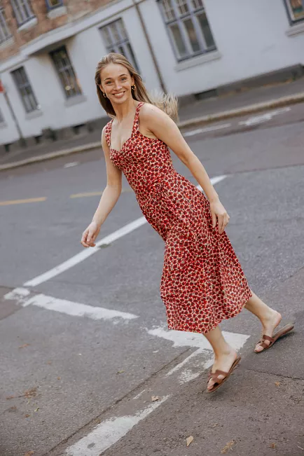 Pia Tjelta Dolce Vita Dress Red midikjole 2