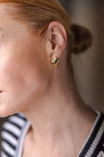 Anine Bing Small Crossover Ribbed Earrings Gold øredobb 2