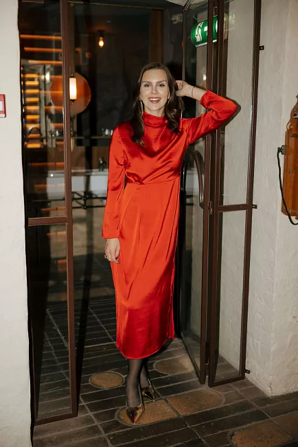 HiiL Studio Alora Dress Goji Berry midikjole