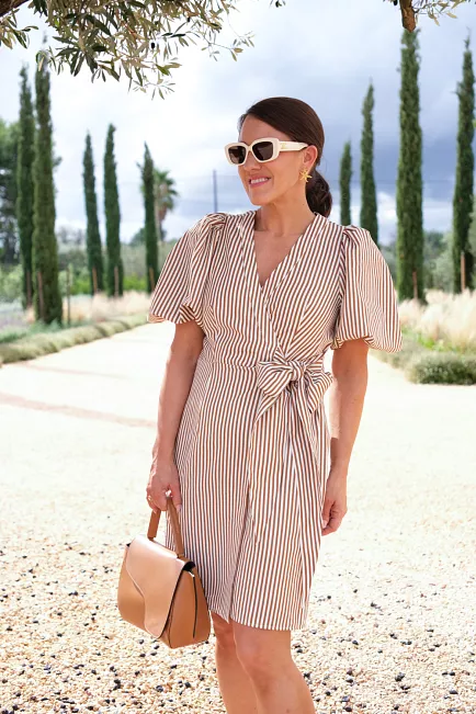 HiiL Studio Sophia Short Wrap Dress Brown Stripe kjole