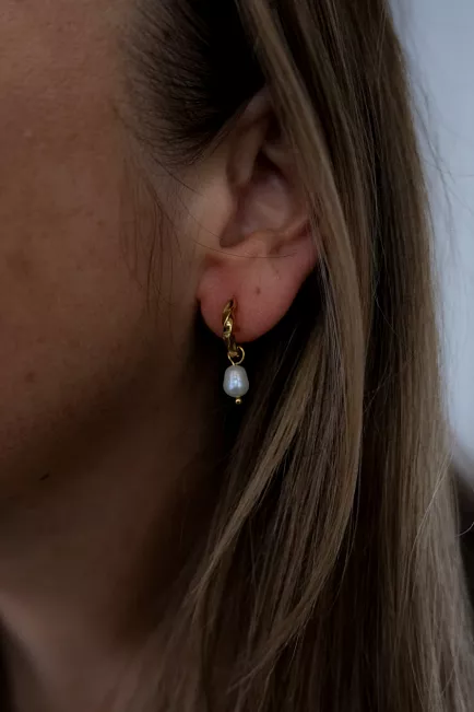 hiil studio jewelry simple pearl hoops øredobber gull 2