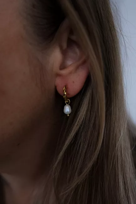 hiil studio jewelry simple pearl hoops øredobber gull 1