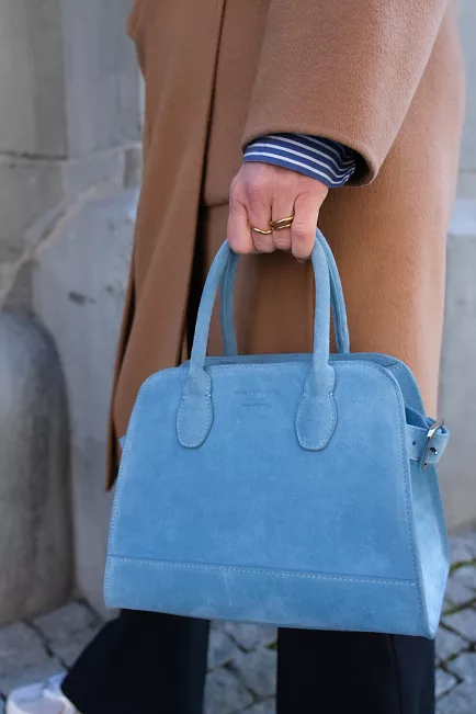 hiil studio x jim rickey tote small suede blue veske 1