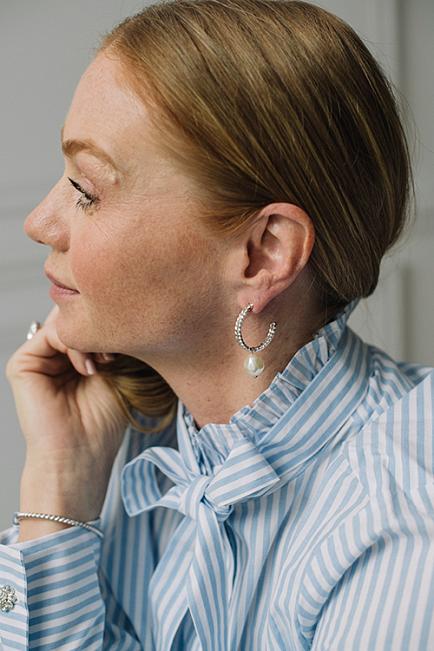 Caroline Svedbom Kaia Pearl Earrings Rhodium Pearl/Crystal øredobber 