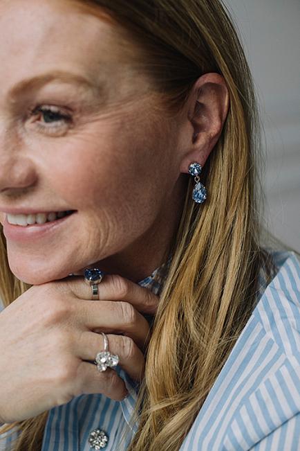 Caroline Svedbom Mini Drop Earring Rhodium Light Sapphire øredobber 