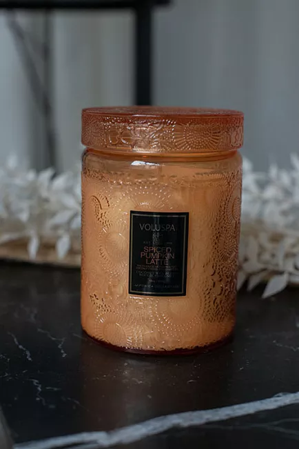 Voluspa Spiced Pumpkin Latte Large Embossed Glass Jar duftlys