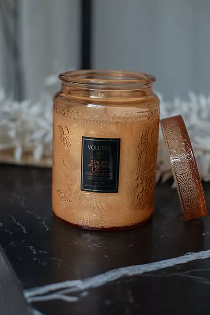 Voluspa Spiced Pumpkin Latte Large Embossed Glass Jar duftlys 1