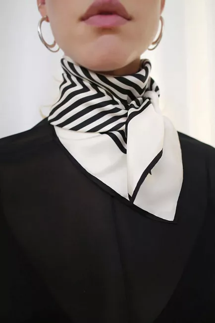 Lescarf No. 1 Cream & Black skjerf 2