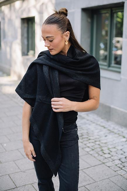 Envelope1976 Triangle Scarf Charcoal/Black 1