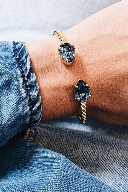 Caroline Svedbom Mini Drop Bracelet Gold Denim Blue armbånd