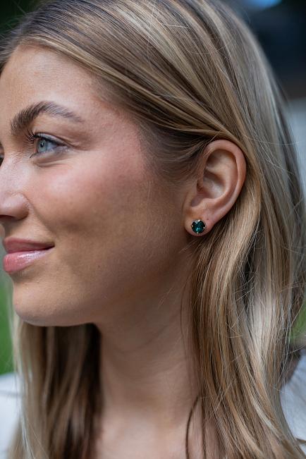 Caroline Svedbom Classic Stud Earrings Gold Emerald øredobber