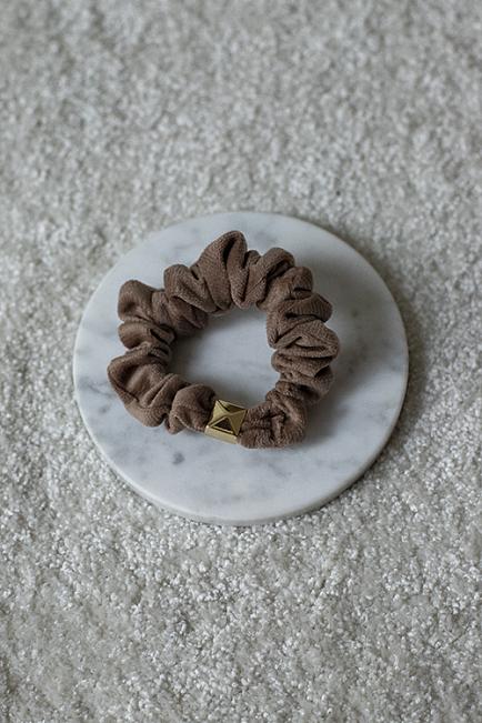 Dark velvet mini scrunchie latte hårstrikk
