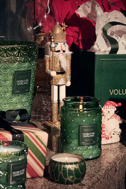 Voluspa Mini Tin Candle Noble Fir Garland 25t 2