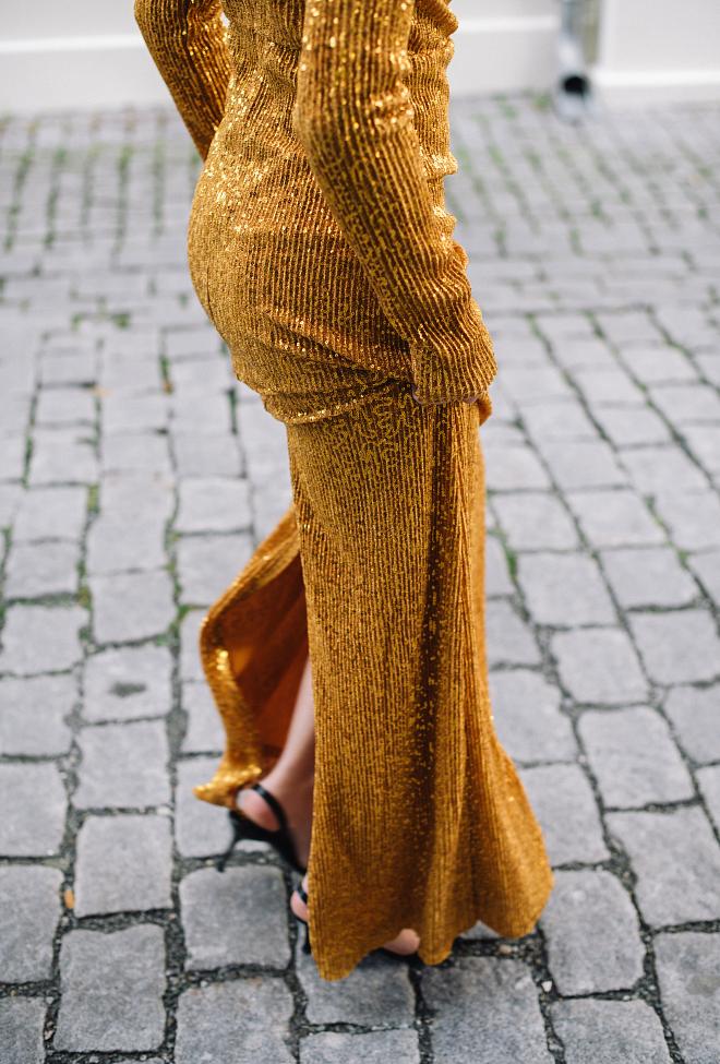 Stine Goya Carson Dress Gold fokus