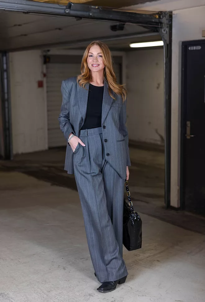 ANINE BING lou trouser black and grey stripe bukse miljo