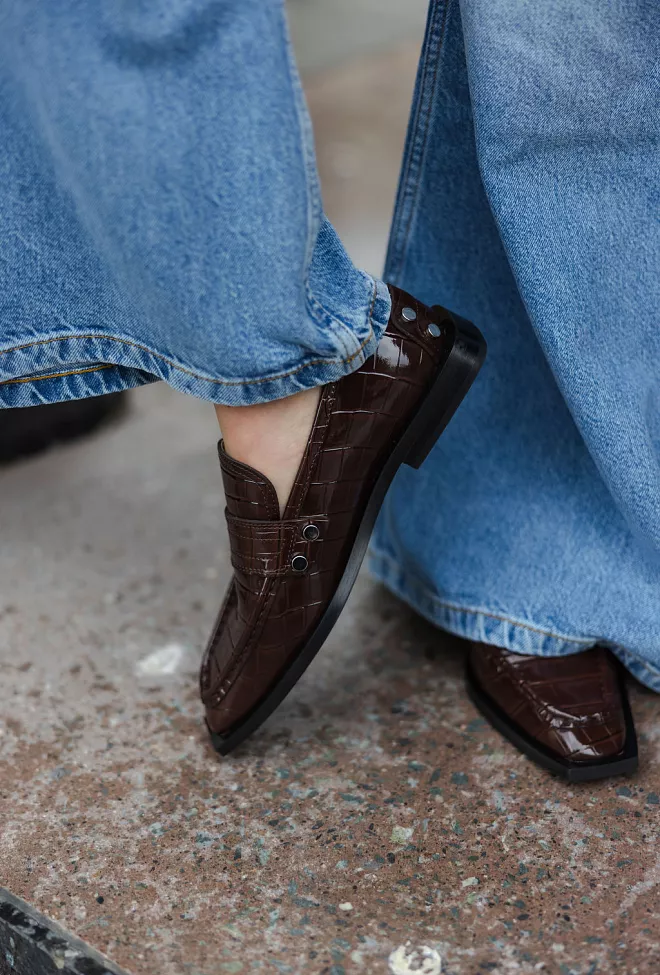 Ganni Studs Square Toe Loafer Shiny Crocs Chocolate Fondant sko 2
