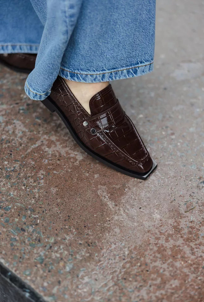 Ganni Studs Square Toe Loafer Shiny Crocs Chocolate Fondant sko