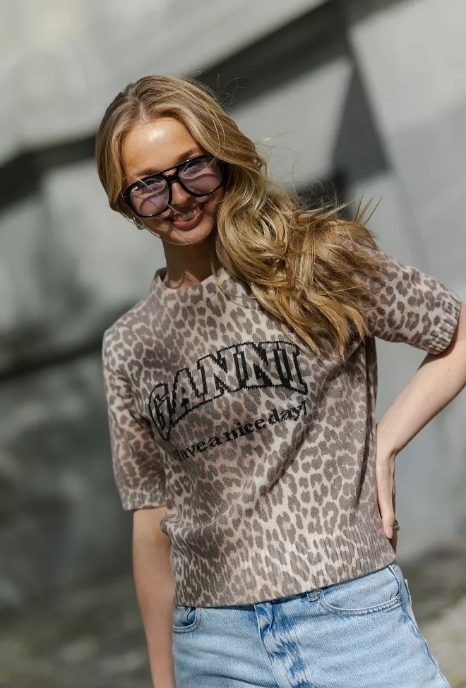 GANNI Graphic Wool Mix Printed Leopard T-Shirt Leopard genser 3