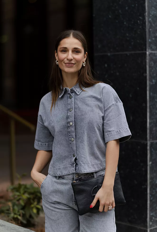 my essential wardrobe Malo MW 143 Boxy Short Shirt Light Grey Wash 1