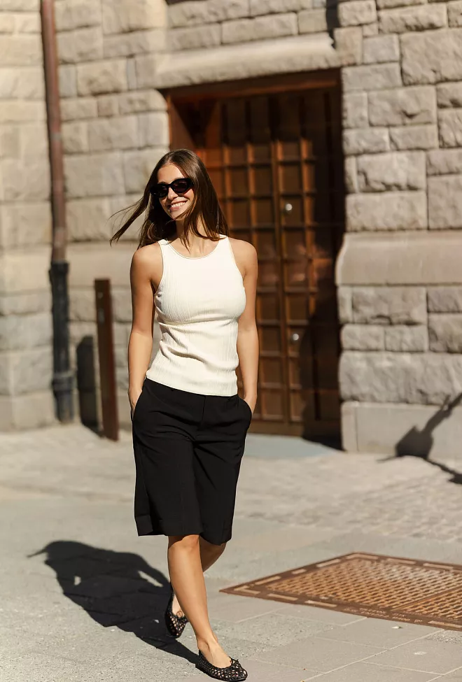 My Essential Wardrobe Yola MW Bermuda Shorts Black 5