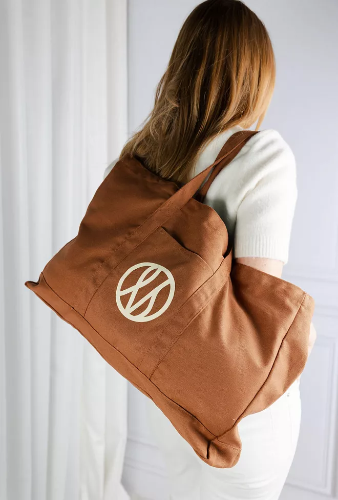 le scarf tote bag dark brown cream logo veske