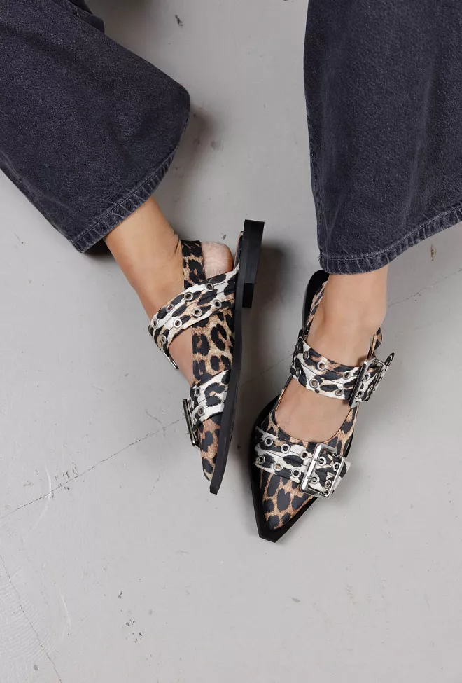 GANNI Feminine Buckle Ballerina Satin Print Leopard sko 4
