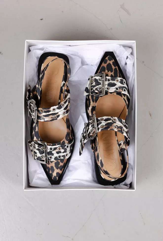 GANNI Feminine Buckle Ballerina Satin Print Leopard sko 2