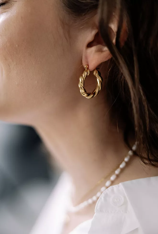 HiiL Studio Jewelry Twisted Earrings Medium Gold øredobber 5