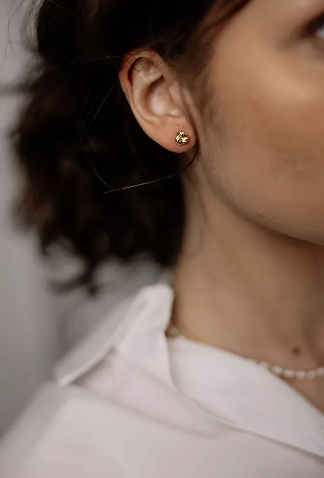 HiiL Studio Jewelry Mini Knot Earrings Gold øredobber