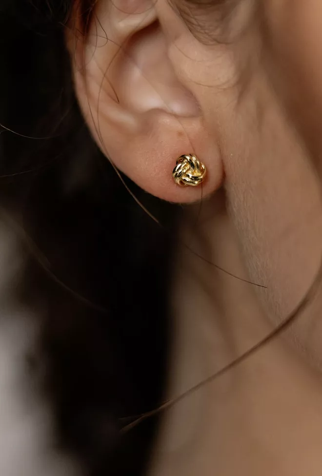 HiiL Studio Jewelry Mini Knot Earrings Gold øredobber 2