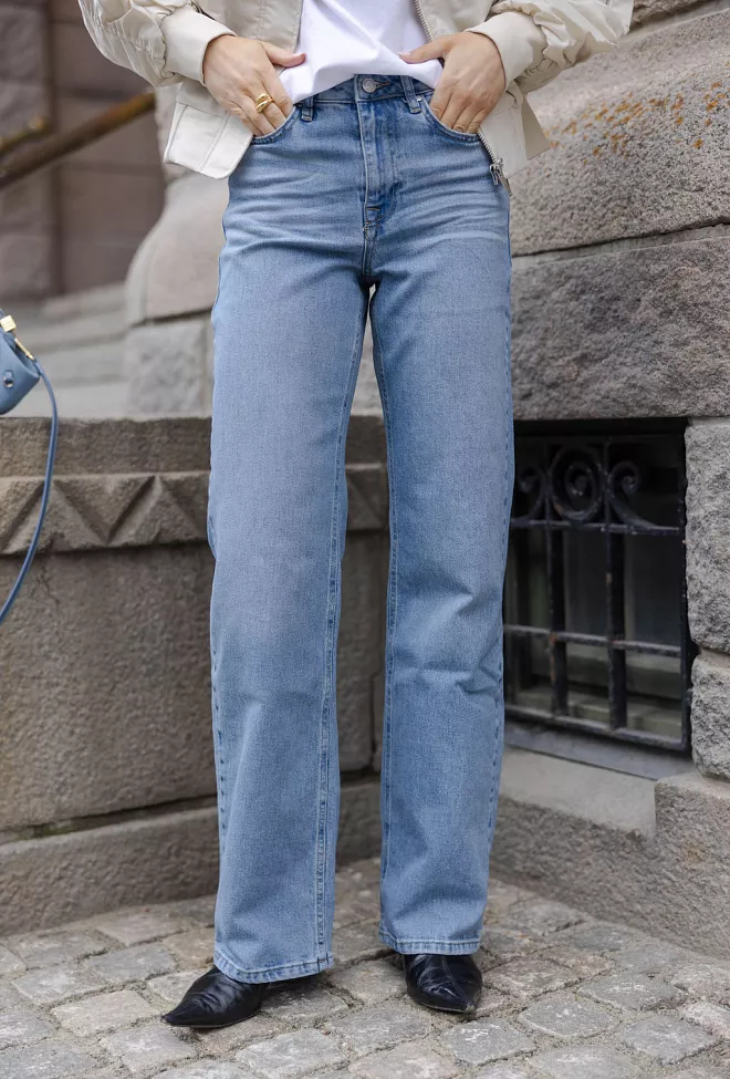 My Essential Wardrobe 35 The Louis 139 High Wide Light Blue Wash jeans