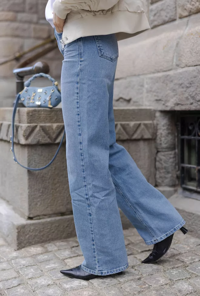My Essential Wardrobe 35 The Louis 139 High Wide Light Blue Wash jeans 3