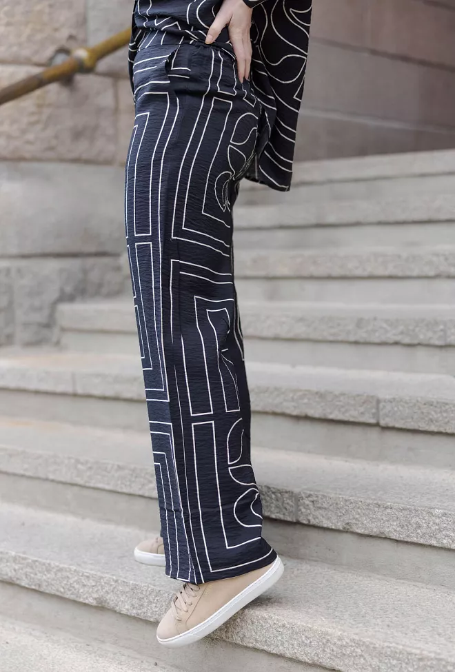 My Essential Wardrobe Kelly MW Pant Aop Black bukse 3