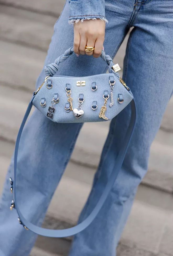 GANNI Bou Bag Mini Washed Denim Charms Faded Denim veske 