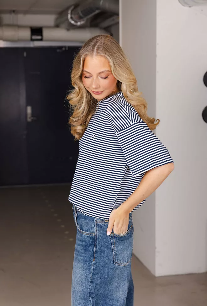 My essential wardrobe Dana MW Emb Tee Navy W Off White t-skjorte 3