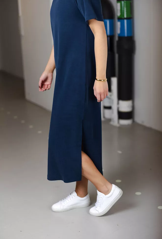 My essential wardrobe Helle MW R-Neck Long Dress Dark Sapphire Blue kjole 5
