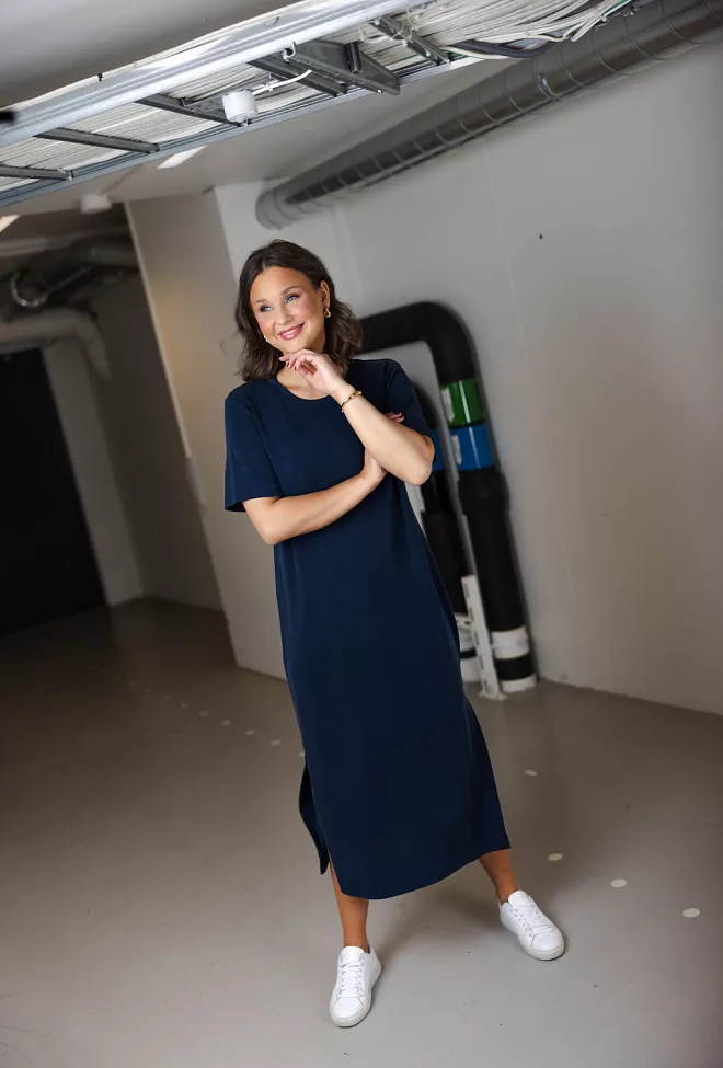 My essential wardrobe Helle MW R-Neck Long Dress Dark Sapphire Blue kjole 7