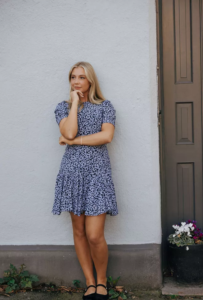Pia Tjelta Emma Retro Flower Dress Black minikjole 2